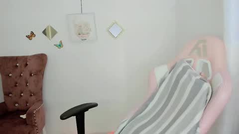 Snapshot of zooeybelair chatting on 11/24/25, 12:49 Alicie online show from 11/24/25, 12:49