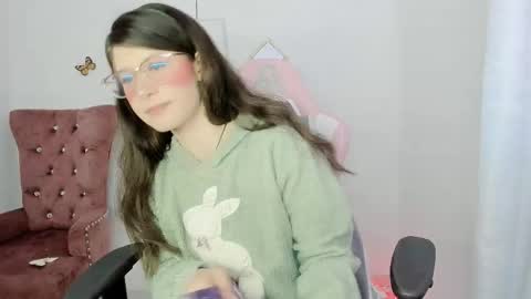Snapshot of zooeybelair chatting on 11/26/25, 08:37 Alicie online show from 11/26/25, 08:37