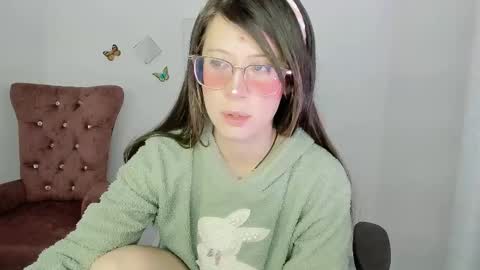 Snapshot of zooeybelair chatting on 12/04/25, 08:34 Alicie online show from 12/04/25, 08:34