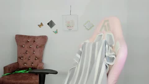 Snapshot of zooeybelair chatting on 12/15/25, 09:02 Alicie online show from 12/15/25, 09:02