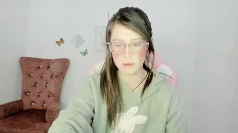 Snapshot of zooeybelair chatting on 12/17/25, 05:13 Alicie online show from 12/17/25, 05:13