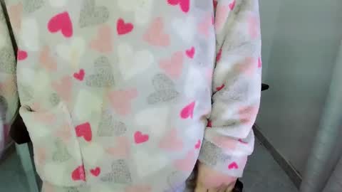 Snapshot of zooeybelair chatting on 12/21/25, 04:30 Alicie online show from 12/21/25, 04:30