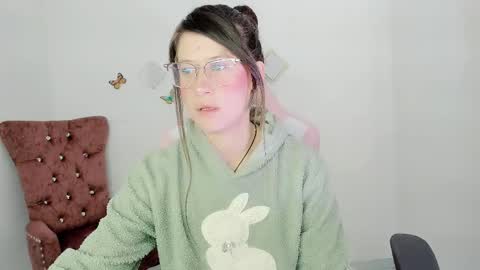 Snapshot of zooeybelair chatting on 12/22/25, 04:15 Alicie online show from 12/22/25, 04:15