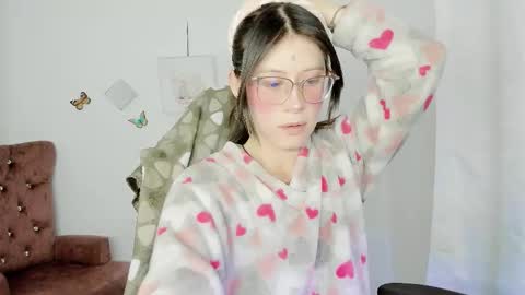Snapshot of zooeybelair chatting on 01/07/26, 04:04 Alicie online show from 01/07/26, 04:04
