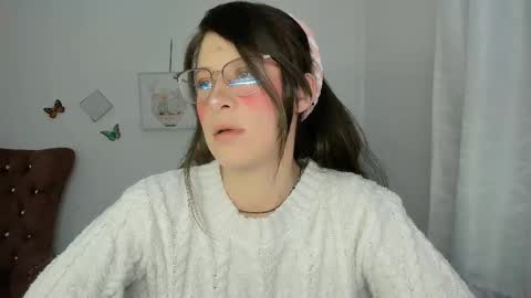 Snapshot of zooeybelair chatting on 03/06/26, 05:04 Alicie online show from 03/06/26, 05:04