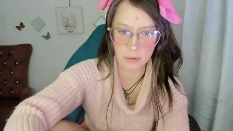 Snapshot of zooeybelair chatting on 05/08/26, 04:51 Alicie online show from 05/08/26, 04:51