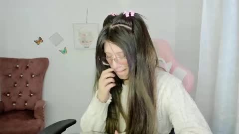Snapshot of zooeybelair chatting on 05/10/26, 04:50 Alicie online show from 05/10/26, 04:50