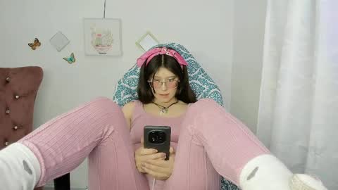Snapshot of zooeybelair chatting on 05/13/26, 05:16 Alicie online show from 05/13/26, 05:16