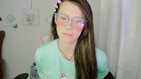 Snapshot of zooeybelair chatting on 05/18/26, 04:07 Alicie online show from 05/18/26, 04:07