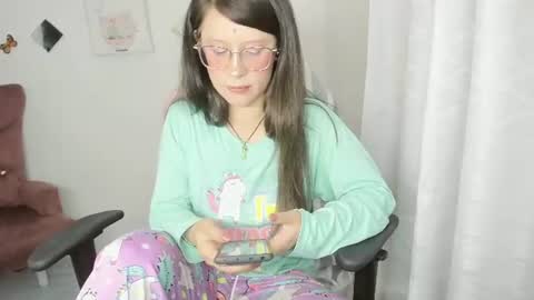 Snapshot of zooeybelair chatting on 06/10/26, 05:28 Alicie online show from 06/10/26, 05:28