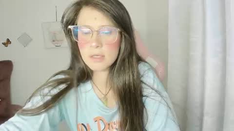 Snapshot of zooeybelair chatting on 06/11/26, 04:54 Alicie online show from 06/11/26, 04:54