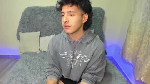 Snapshot of zoren333 chatting on 10/22/25, 01:06 ZOREN online show from 10/22/25, 01:06