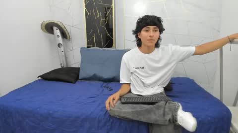 Snapshot of zoro_v chatting on 10/18/25, 08:20     online show from 10/18/25, 08:20