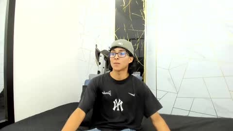 Snapshot of zoro_v chatting on 10/20/25, 07:25     online show from 10/20/25, 07:25