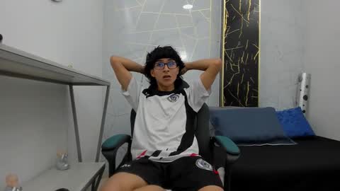 Snapshot of zoro_v chatting on 10/27/25, 07:29     online show from 10/27/25, 07:29