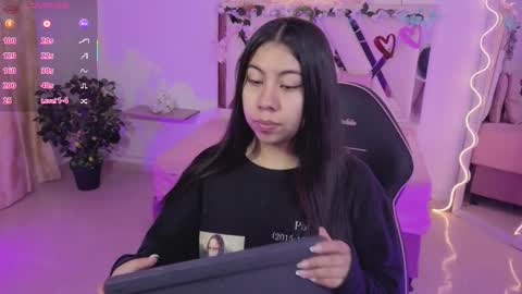 Snapshot of zury_tay chatting on 11/08/25, 11:32 ZURY online show from 11/08/25, 11:32