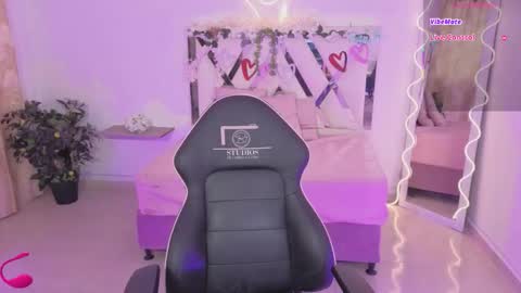 Snapshot of zury_tay chatting on 11/19/25, 11:43 ZURY online show from 11/19/25, 11:43