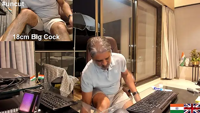 Snapshot of OnlineBossUK chatting on 02/24/25, 03:09 OnlineBossUK online show from 02/24/25, 03:09