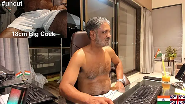 Snapshot of OnlineBossUK chatting on 02/26/25, 01:32 OnlineBossUK online show from 02/26/25, 01:32