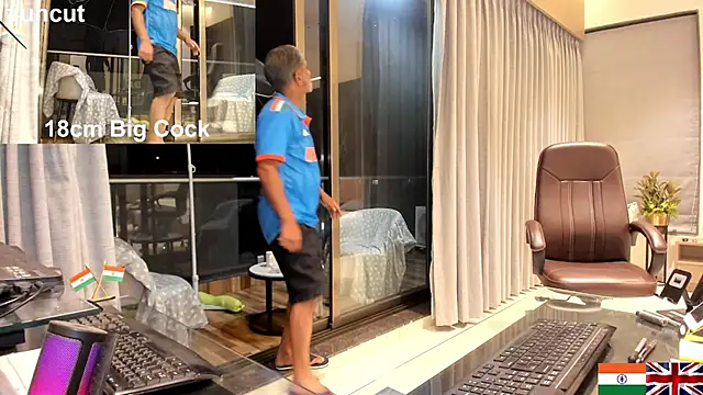 Snapshot of OnlineBossUK chatting on 02/26/25, 04:14 OnlineBossUK online show from 02/26/25, 04:14