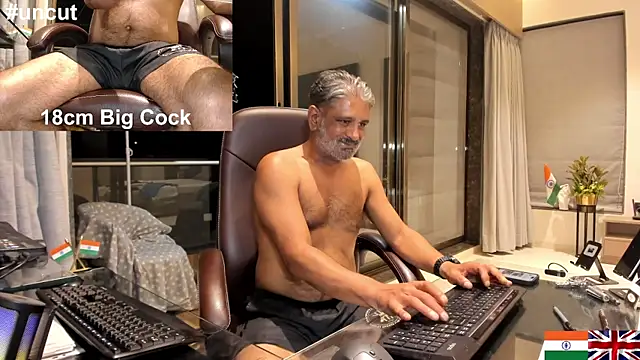 Snapshot of OnlineBossUK chatting on 02/27/25, 04:43 OnlineBossUK online show from 02/27/25, 04:43