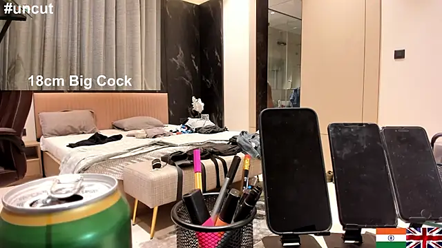 Snapshot of OnlineBossUK chatting on 03/11/25, 12:33 OnlineBossUK online show from 03/11/25, 12:33