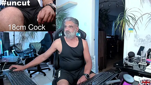 Snapshot of OnlineBossUK chatting on 03/16/25, 06:12 OnlineBossUK online show from 03/16/25, 06:12