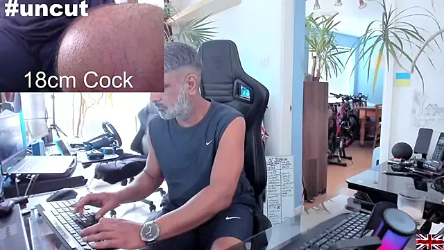 Snapshot of OnlineBossUK chatting on 03/17/25, 02:34 OnlineBossUK online show from 03/17/25, 02:34