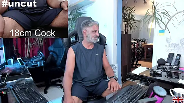 Snapshot of OnlineBossUK chatting on 03/17/25, 08:51 OnlineBossUK online show from 03/17/25, 08:51