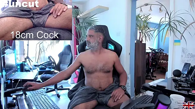 Snapshot of OnlineBossUK chatting on 03/18/25, 11:52 OnlineBossUK online show from 03/18/25, 11:52