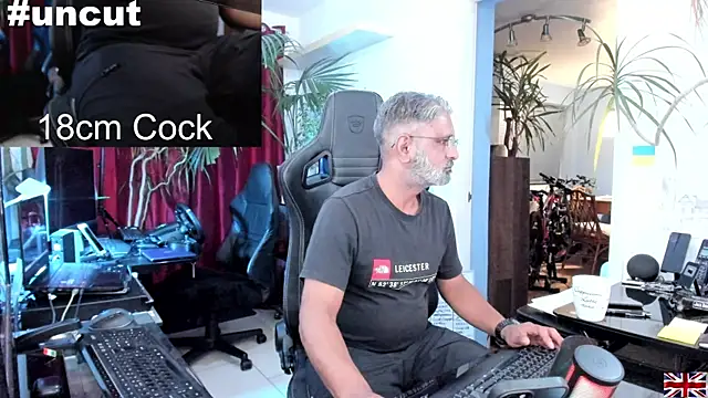 Snapshot of OnlineBossUK chatting on 03/18/25, 07:20 OnlineBossUK online show from 03/18/25, 07:20