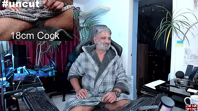 Snapshot of OnlineBossUK chatting on 03/18/25, 10:26 OnlineBossUK online show from 03/18/25, 10:26