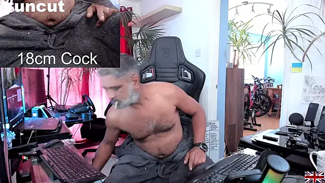 Snapshot of OnlineBossUK chatting on 03/20/25, 12:00 OnlineBossUK online show from 03/20/25, 12:00