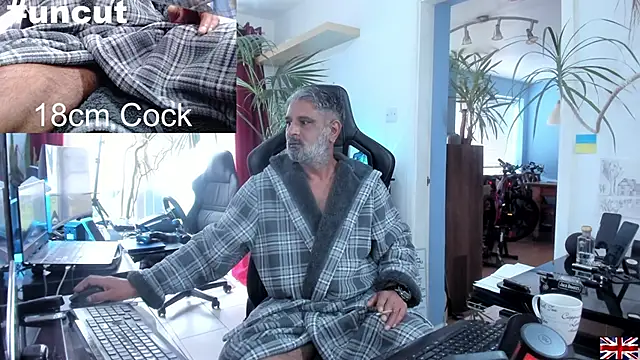 Snapshot of OnlineBossUK chatting on 03/22/25, 04:04 OnlineBossUK online show from 03/22/25, 04:04