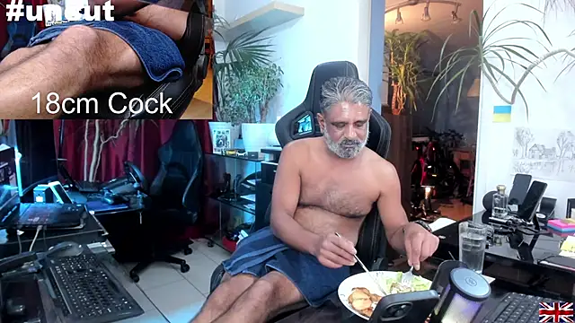 Snapshot of OnlineBossUK chatting on 03/23/25, 05:10 OnlineBossUK online show from 03/23/25, 05:10