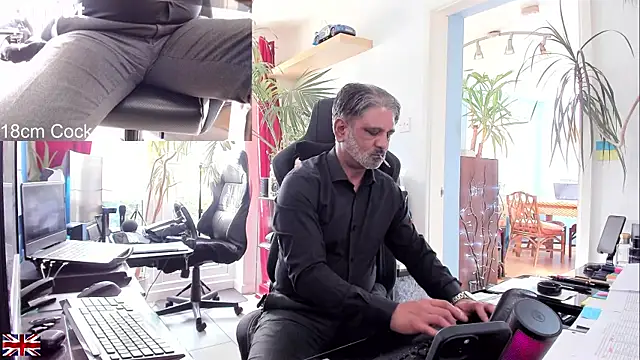 Snapshot of OnlineBossUK chatting on 09/08/25, 04:06 OnlineBossUK online show from 09/08/25, 04:06