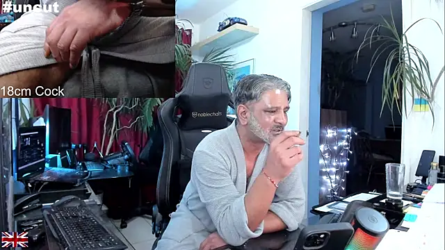 Snapshot of OnlineBossUK chatting on 09/09/25, 04:12 OnlineBossUK online show from 09/09/25, 04:12