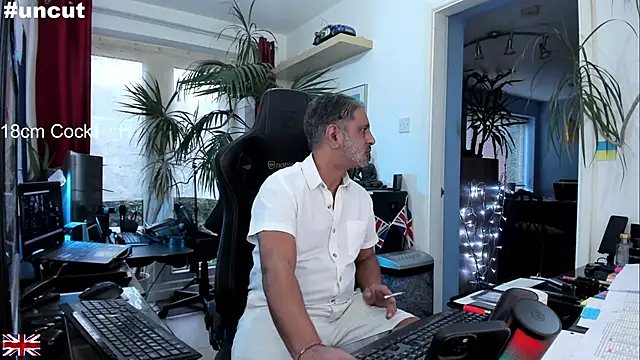 Snapshot of OnlineBossUK chatting on 09/09/25, 06:07 OnlineBossUK online show from 09/09/25, 06:07