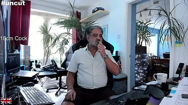 Snapshot of OnlineBossUK chatting on 09/10/25, 03:45 OnlineBossUK online show from 09/10/25, 03:45