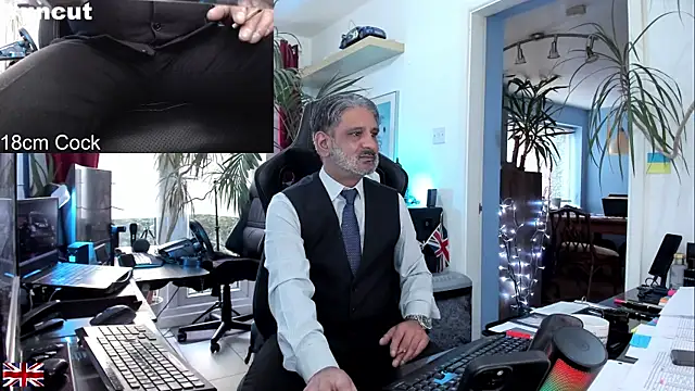 Snapshot of OnlineBossUK chatting on 09/11/25, 05:46 OnlineBossUK online show from 09/11/25, 05:46