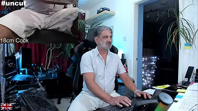 Snapshot of OnlineBossUK chatting on 09/12/25, 10:43 OnlineBossUK online show from 09/12/25, 10:43