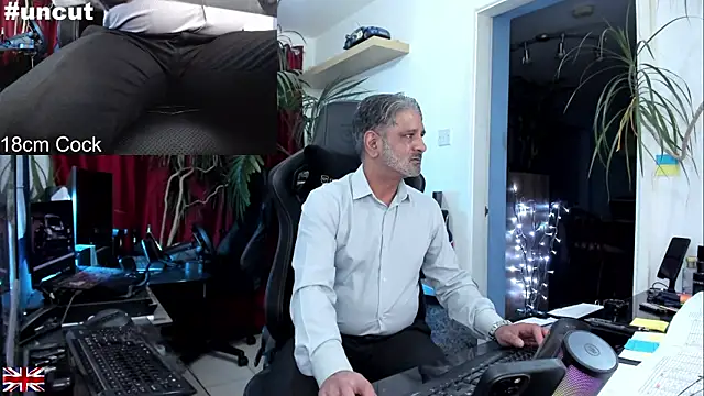 Snapshot of OnlineBossUK chatting on 09/13/25, 08:08 OnlineBossUK online show from 09/13/25, 08:08