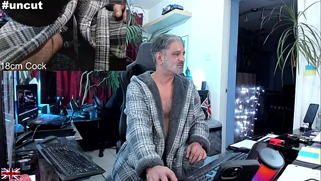 Snapshot of OnlineBossUK chatting on 09/15/25, 08:53 OnlineBossUK online show from 09/15/25, 08:53