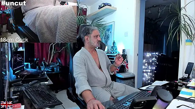 Snapshot of OnlineBossUK chatting on 09/17/25, 06:04 OnlineBossUK online show from 09/17/25, 06:04