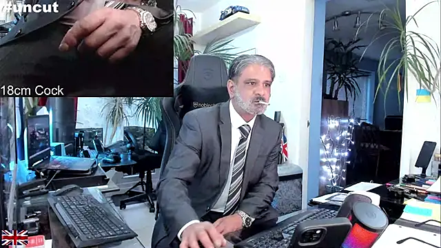 Snapshot of OnlineBossUK chatting on 09/17/25, 06:09 OnlineBossUK online show from 09/17/25, 06:09