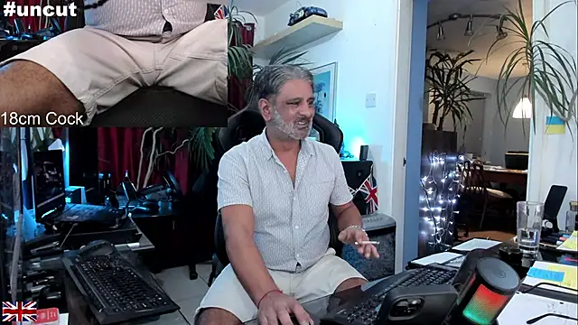 Snapshot of OnlineBossUK chatting on 09/19/25, 02:13 OnlineBossUK online show from 09/19/25, 02:13