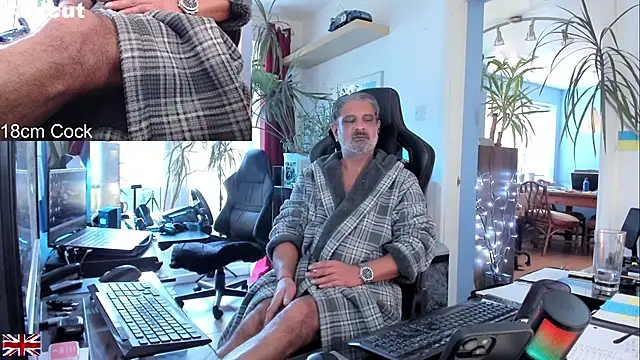 Snapshot of OnlineBossUK chatting on 09/22/25, 11:45 OnlineBossUK online show from 09/22/25, 11:45