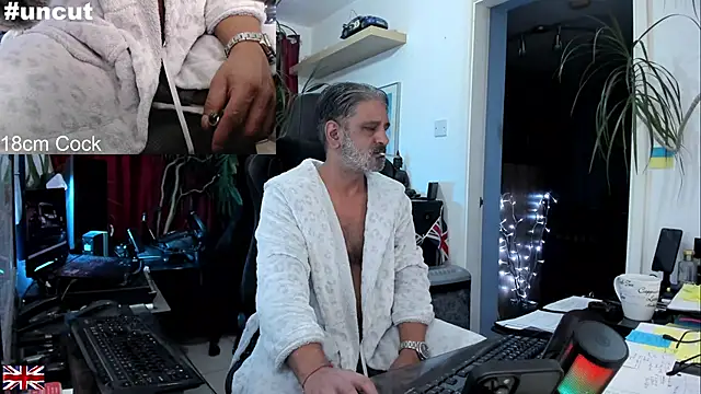 Snapshot of OnlineBossUK chatting on 09/24/25, 10:13 OnlineBossUK online show from 09/24/25, 10:13