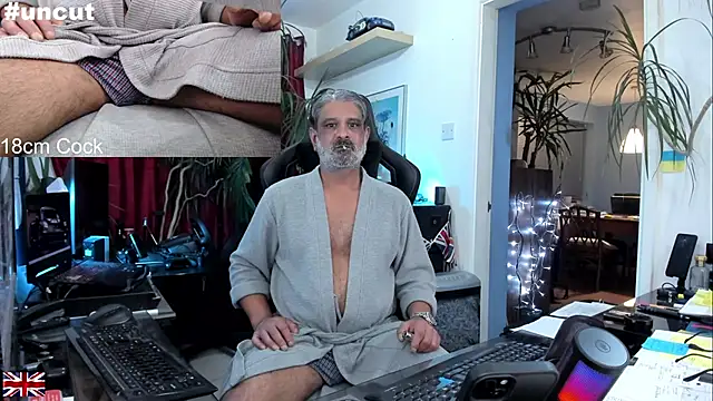 Snapshot of OnlineBossUK chatting on 09/26/25, 07:18 OnlineBossUK online show from 09/26/25, 07:18