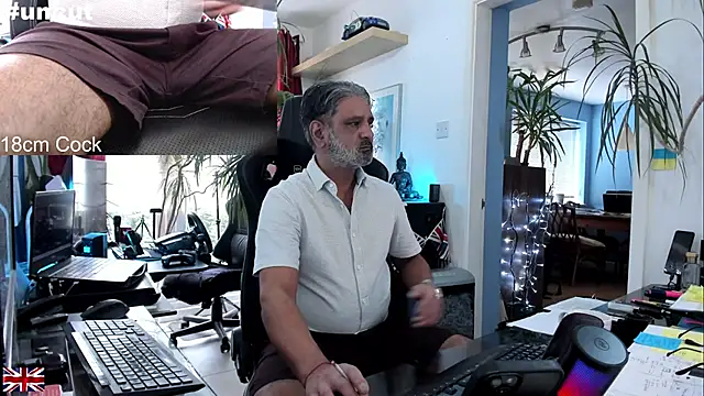 Snapshot of OnlineBossUK chatting on 09/27/25, 01:27 OnlineBossUK online show from 09/27/25, 01:27